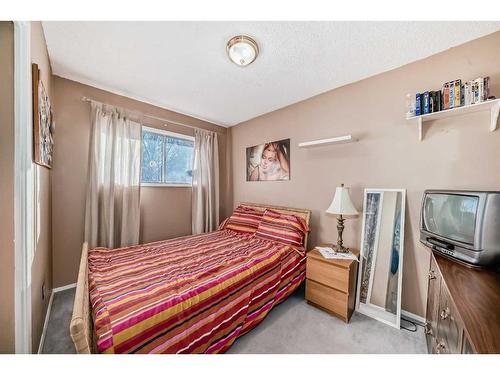 255 Rundleridge Drive Ne, Calgary, AB - Indoor Photo Showing Bedroom