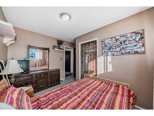 255 Rundleridge Drive Ne, Calgary, AB - Indoor Photo Showing Bedroom