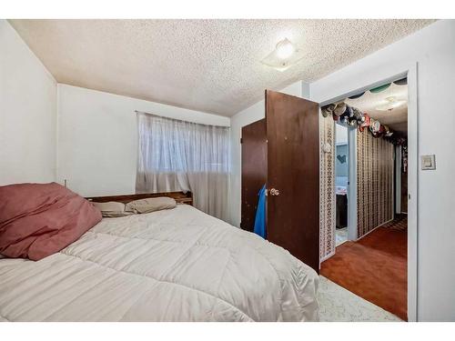 255 Rundleridge Drive Ne, Calgary, AB - Indoor Photo Showing Bedroom