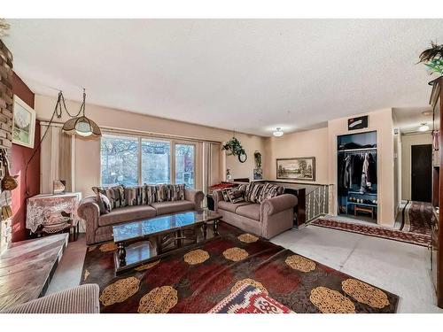 255 Rundleridge Drive Ne, Calgary, AB - Indoor Photo Showing Living Room