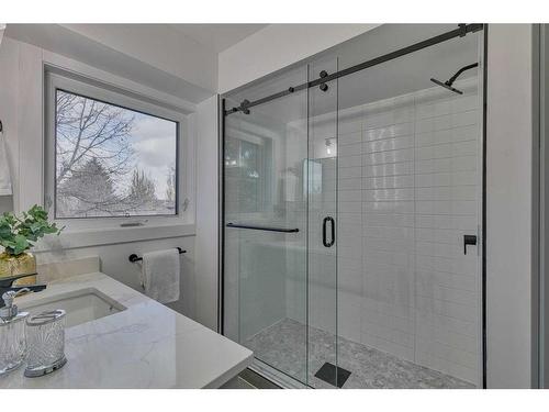 35 Mckinley Road Se, Calgary, AB - Indoor Photo Showing Bathroom