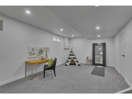 35 Mckinley Road Se, Calgary, AB - Indoor