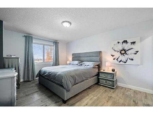 16 Everwoods Road Sw, Calgary, AB - Indoor Photo Showing Bedroom