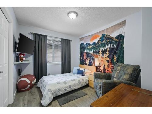 16 Everwoods Road Sw, Calgary, AB - Indoor Photo Showing Bedroom