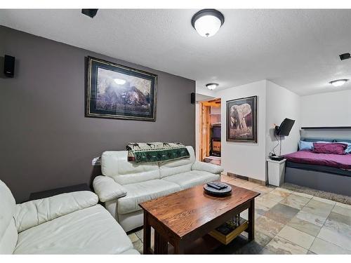 16 Everwoods Road Sw, Calgary, AB - Indoor Photo Showing Living Room