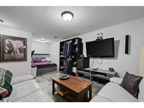 16 Everwoods Road Sw, Calgary, AB - Indoor Photo Showing Living Room