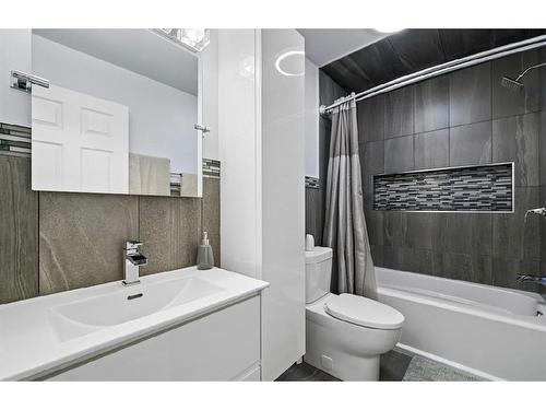 16 Everwoods Road Sw, Calgary, AB - Indoor Photo Showing Bathroom