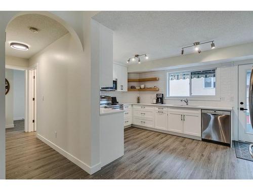 120 Willowbrook Close Nw, Airdrie, AB - Indoor Photo Showing Kitchen