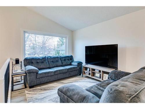 120 Willowbrook Close Nw, Airdrie, AB - Indoor Photo Showing Living Room