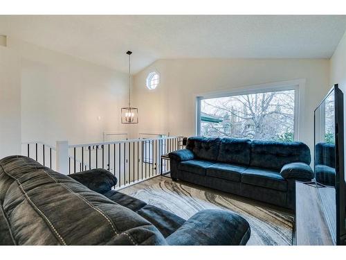 120 Willowbrook Close Nw, Airdrie, AB - Indoor Photo Showing Living Room