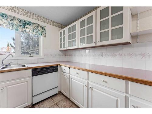 426 Cannington Close Sw, Calgary, AB - Indoor Photo Showing Kitchen