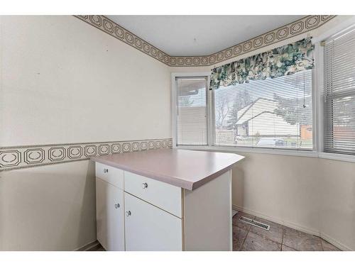 426 Cannington Close Sw, Calgary, AB - Indoor Photo Showing Laundry Room