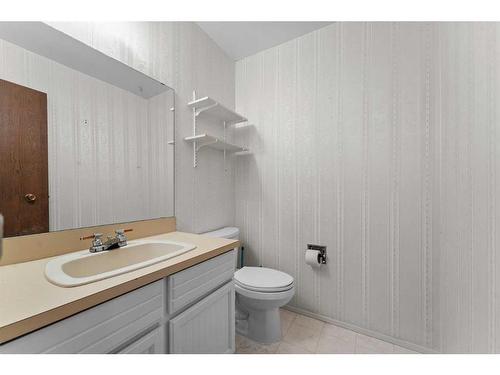 426 Cannington Close Sw, Calgary, AB - Indoor Photo Showing Bathroom