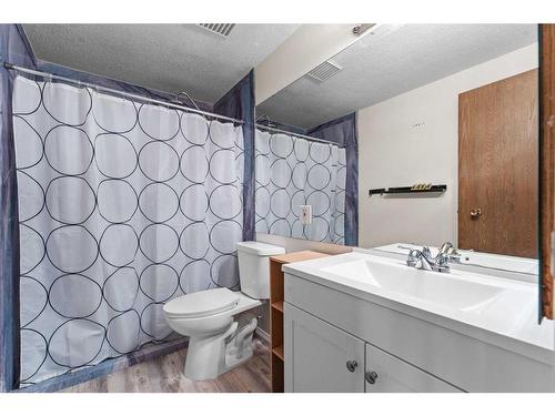 426 Cannington Close Sw, Calgary, AB - Indoor Photo Showing Bathroom