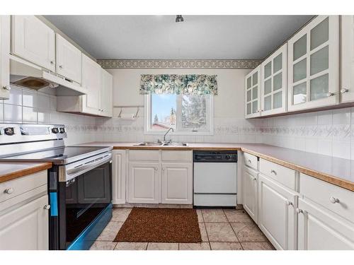 426 Cannington Close Sw, Calgary, AB - Indoor Photo Showing Kitchen With Double Sink