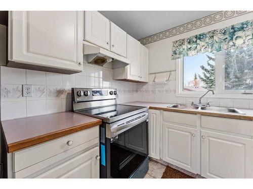 426 Cannington Close Sw, Calgary, AB - Indoor Photo Showing Kitchen With Double Sink