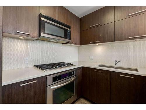 406-707 4 Street Ne, Calgary, AB - Indoor Photo Showing Kitchen With Double Sink With Upgraded Kitchen