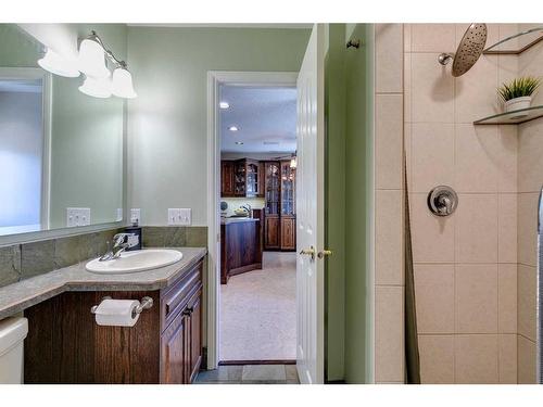 258 Shawnessy Drive Sw, Calgary, AB - Indoor Photo Showing Bathroom