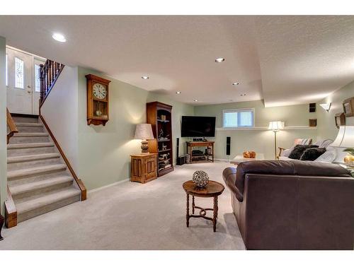 258 Shawnessy Drive Sw, Calgary, AB - Indoor Photo Showing Living Room