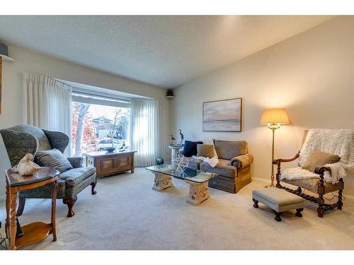 258 Shawnessy Drive Sw, Calgary, AB - Indoor Photo Showing Living Room