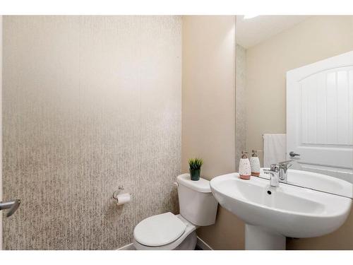 85 Fireside Circle, Cochrane, AB - Indoor Photo Showing Bathroom