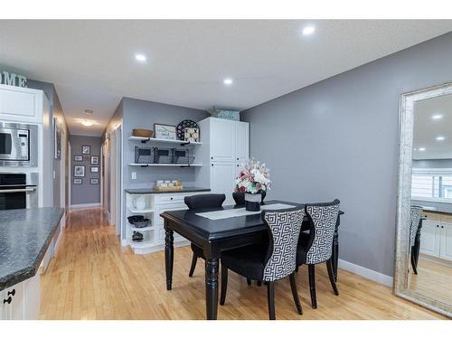 530 53 Avenue Sw, Calgary, AB - Indoor Photo Showing Dining Room