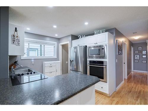 530 53 Avenue Sw, Calgary, AB - Indoor Photo Showing Kitchen