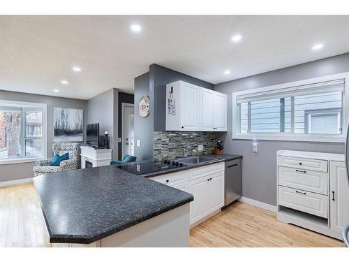 530 53 Avenue Sw, Calgary, AB - Indoor Photo Showing Kitchen