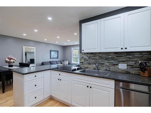 530 53 Avenue Sw, Calgary, AB - Indoor Photo Showing Kitchen