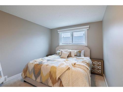 530 53 Avenue Sw, Calgary, AB - Indoor Photo Showing Bedroom