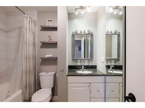 530 53 Avenue Sw, Calgary, AB - Indoor Photo Showing Bathroom