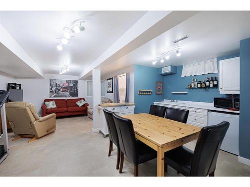 530 53 Avenue Sw, Calgary, AB - Indoor Photo Showing Dining Room