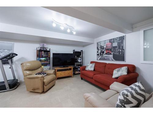 530 53 Avenue Sw, Calgary, AB - Indoor Photo Showing Living Room