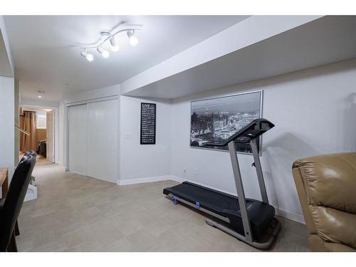 530 53 Avenue Sw, Calgary, AB - Indoor Photo Showing Gym Room