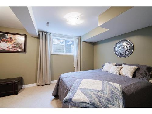 530 53 Avenue Sw, Calgary, AB - Indoor Photo Showing Bedroom