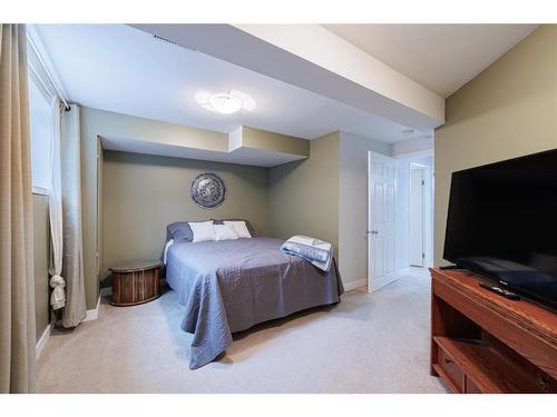 530 53 Avenue Sw, Calgary, AB - Indoor Photo Showing Bedroom