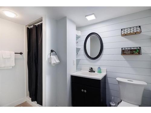 530 53 Avenue Sw, Calgary, AB - Indoor Photo Showing Bathroom