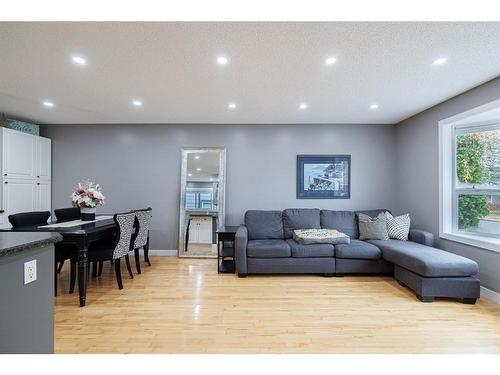 530 53 Avenue Sw, Calgary, AB - Indoor Photo Showing Living Room