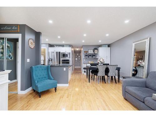 530 53 Avenue Sw, Calgary, AB - Indoor Photo Showing Living Room