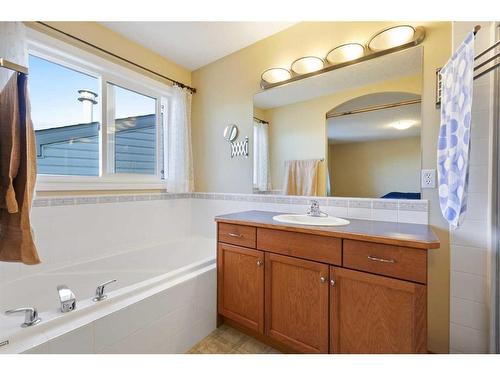 99 Eversyde Circle Sw, Calgary, AB - Indoor Photo Showing Bathroom