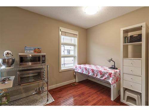 209 Aspen Hills Villas Sw, Calgary, AB - Indoor Photo Showing Bedroom