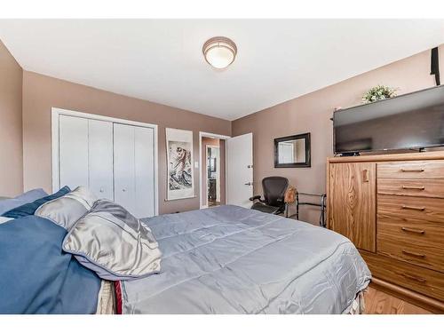 144 Fairview Drive Se, Calgary, AB - Indoor Photo Showing Bedroom