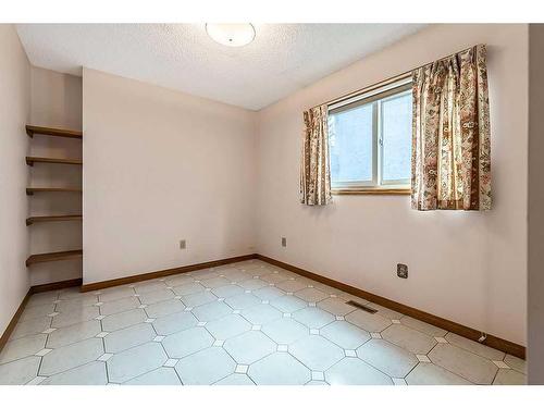 2810 Catalina Boulevard Ne, Calgary, AB - Indoor Photo Showing Other Room