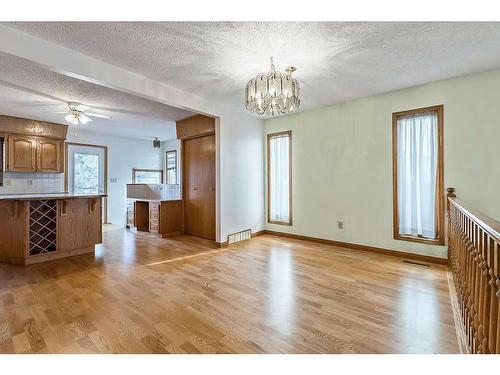 2810 Catalina Boulevard Ne, Calgary, AB - Indoor Photo Showing Kitchen