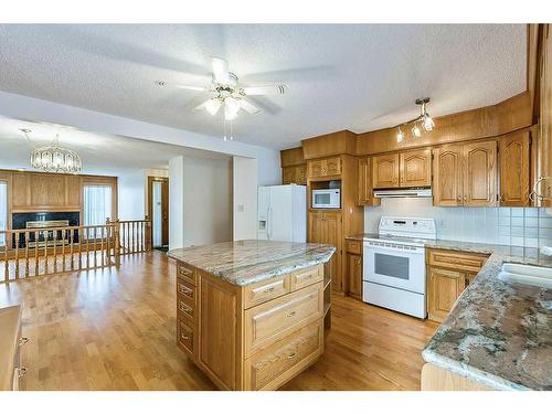 2810 Catalina Boulevard Ne, Calgary, AB - Indoor Photo Showing Kitchen