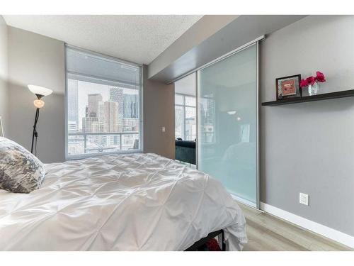 1002-215 13 Avenue Sw, Calgary, AB - Indoor Photo Showing Bedroom