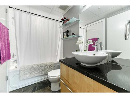 1002-215 13 Avenue Sw, Calgary, AB - Indoor Photo Showing Bathroom