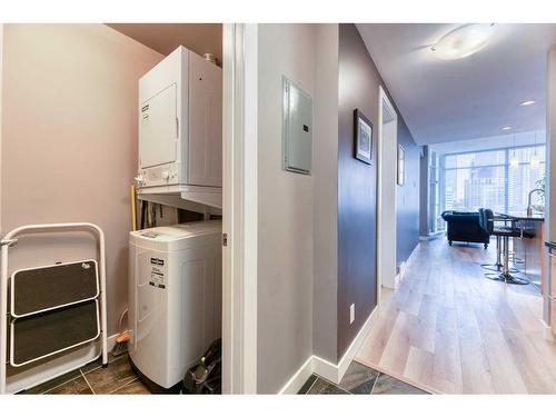 1002-215 13 Avenue Sw, Calgary, AB - Indoor Photo Showing Laundry Room