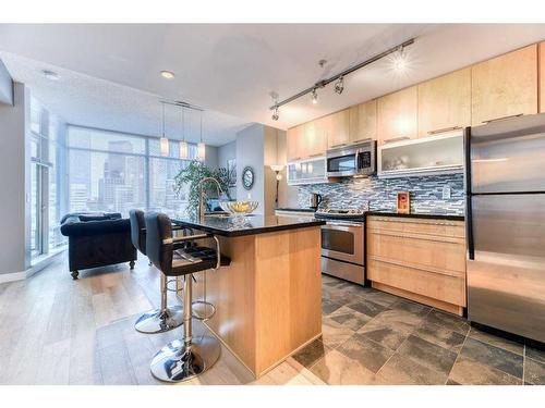 1002-215 13 Avenue Sw, Calgary, AB - Indoor Photo Showing Kitchen With Stainless Steel Kitchen With Upgraded Kitchen