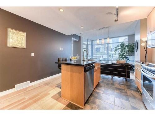 1002-215 13 Avenue Sw, Calgary, AB - Indoor Photo Showing Kitchen